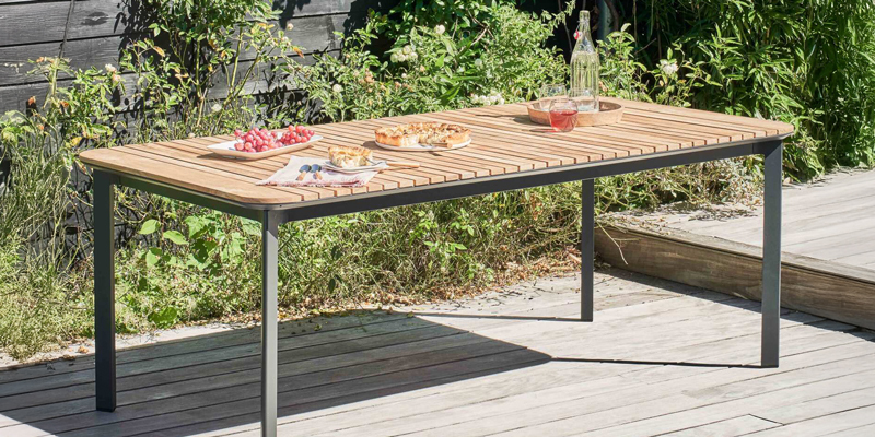 Grande table de jardin matière bois